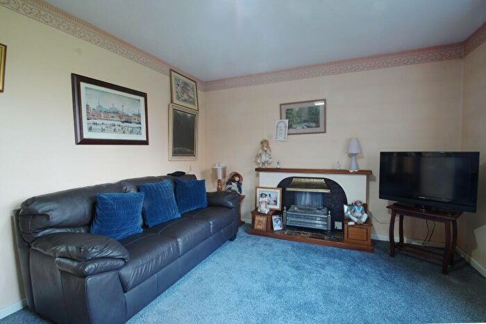 1 Bedroom Apartment For Sale In Glengarth, Uppermill, OL3