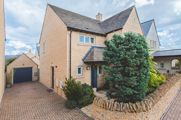 4 Bedroom Detached House For Sale In Old Railway Close, Lechlade, GL7