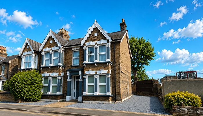 5 Bedroom Semi-Detached House To Rent In Leytonstone, E11
