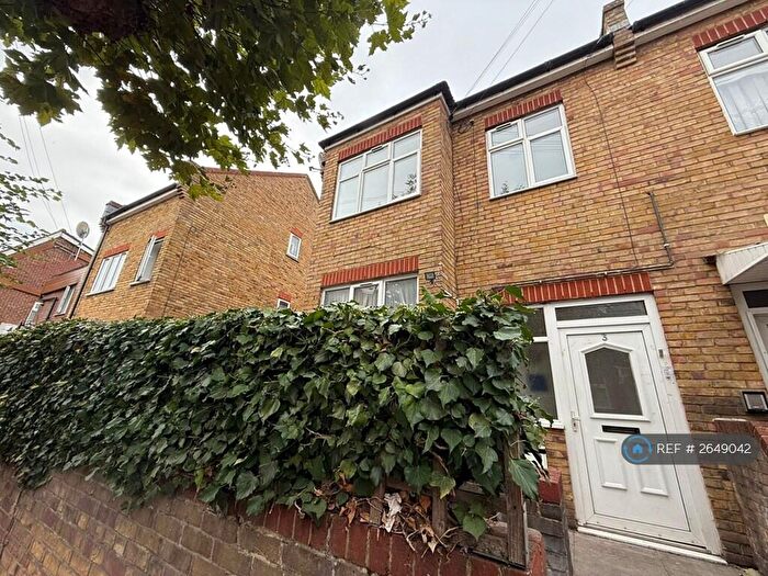 2 Bedroom Flat To Rent In Knightland Road, London, E5