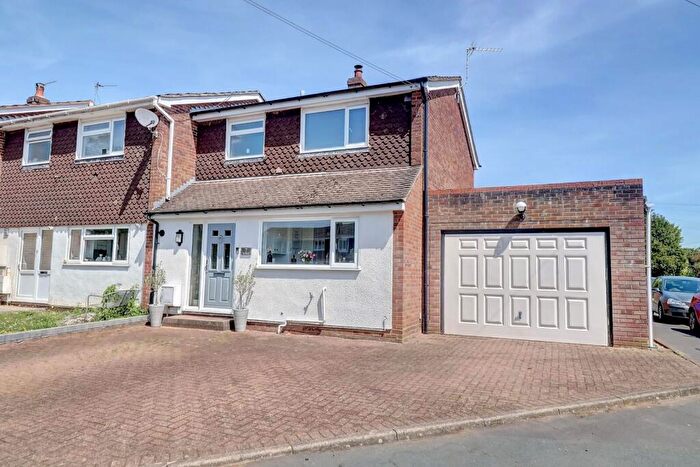 3 Bedroom End Of Terrace House For Sale In Fox Road, Holmer Green, High Wycombe, Buckinghamshire, HP15