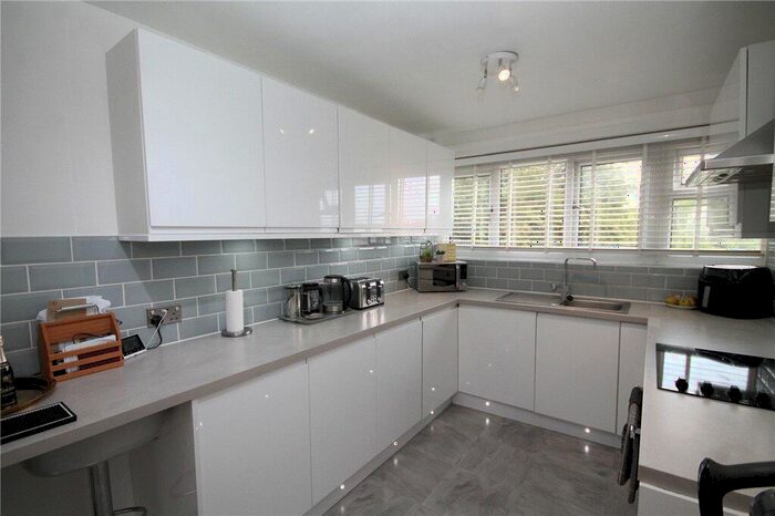 1 Bedroom Flat For Sale In Chetwode Road, Tadworth, Surrey, KT20