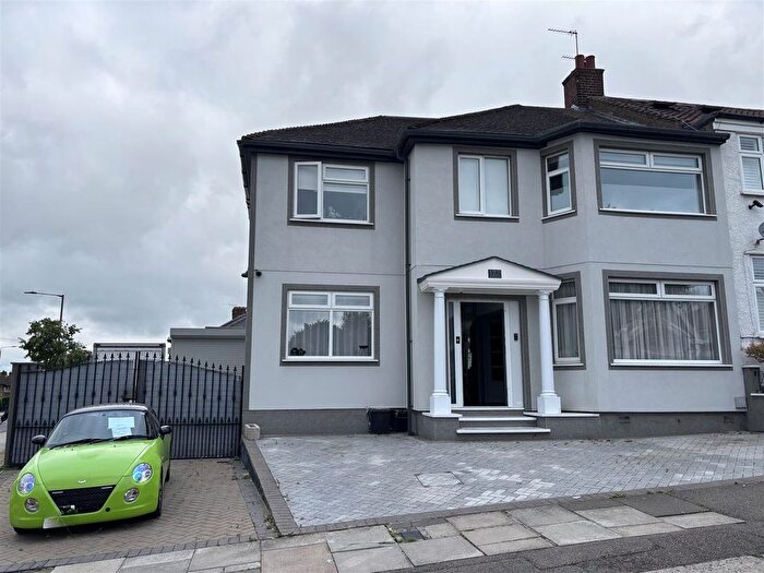 5 Bedroom Property For Sale In Bedford Avenue, Barnet, EN5