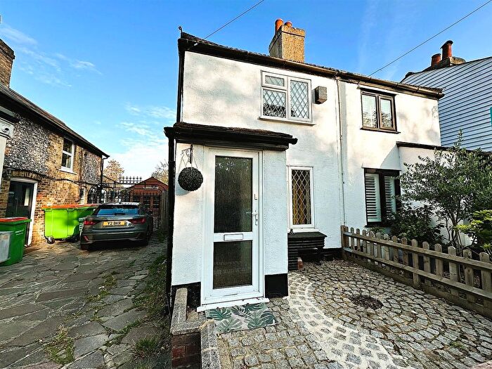 2 Bedroom Property For Sale In Oakley Road, Bromley, BR2