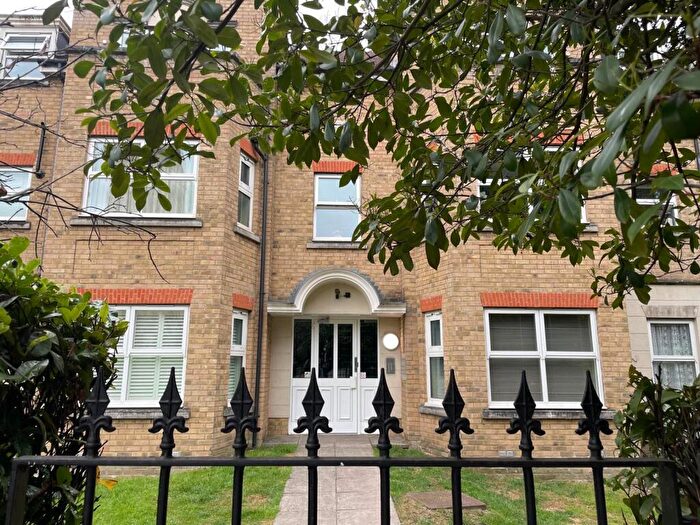 2 Bedroom Flat For Sale In Windmill Hill, Enfield, EN2
