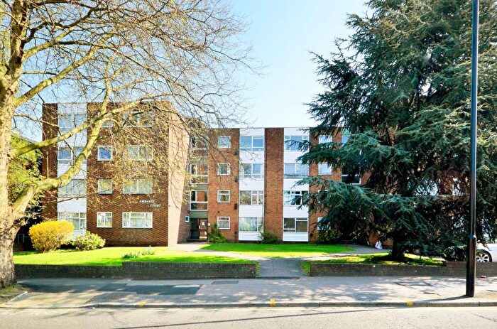 2 Bedroom Flat To Rent In Embassy Court, , Bounds Green, London, N11