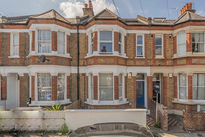 3 Bedroom Flat To Rent In Hubert Grove, London, SW9