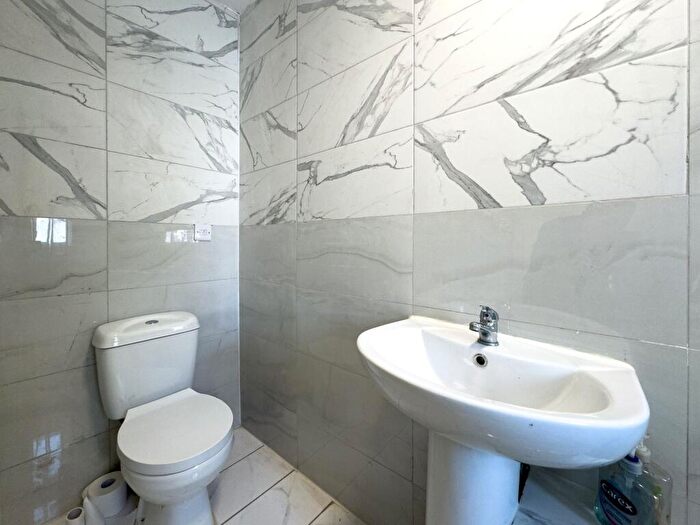 Flat To Rent In Fernside Avenue, London, NW7