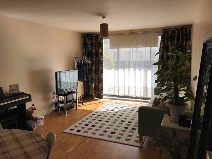 2 Bedroom Flat To Rent In Rothesay Avenue, London, SW20