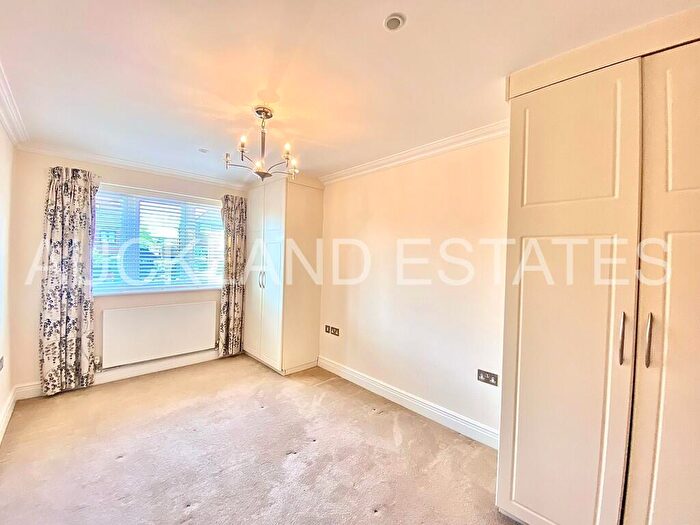 2 Bedroom Flat To Rent In Bluebridge Road, Brookmans Park, AL9