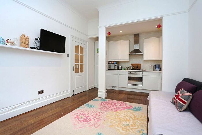 2 Bedroom Flat To Rent In Hammersmith Grove, Brackenbury Village, Hammersmith, W6