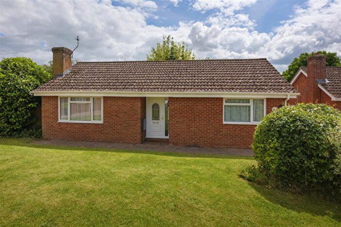 2 Bedroom Bungalow For Sale In Wagoners Close, Weavering, ME14