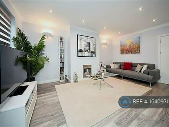 3 Bedroom Maisonette To Rent In The Hall Walk, Berkhamsted, HP4