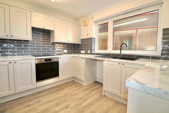 3 Bedroom Flat To Rent In York Mansions, York Road, Holland-on-Sea, CO15