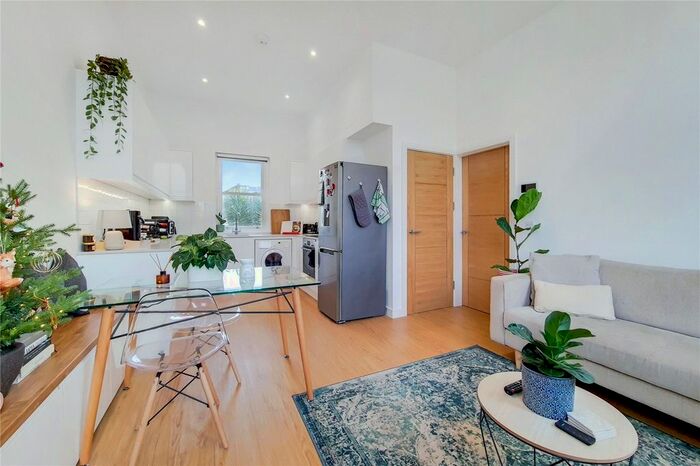 2 Bedroom Flat To Rent In Northcote Road, Between The Commons, SW11
