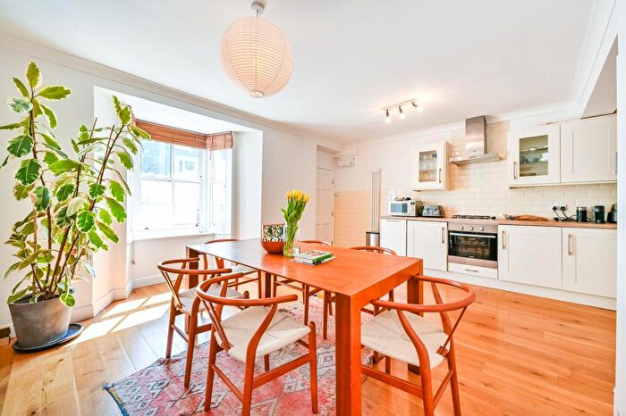 2 Bedroom Maisonette For Sale In Forest Road, London Fields, London, E8