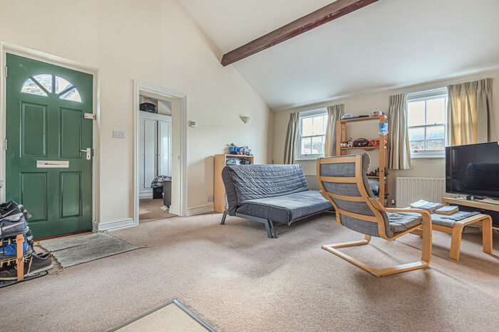 1 Bedroom Apartment To Rent In The Triangle, Kennington Lane, SE11