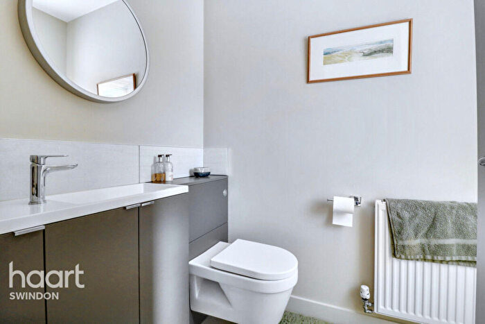 4 Bedroom Barn Conversion For Sale In Turnpike Road, Swindon, SN26