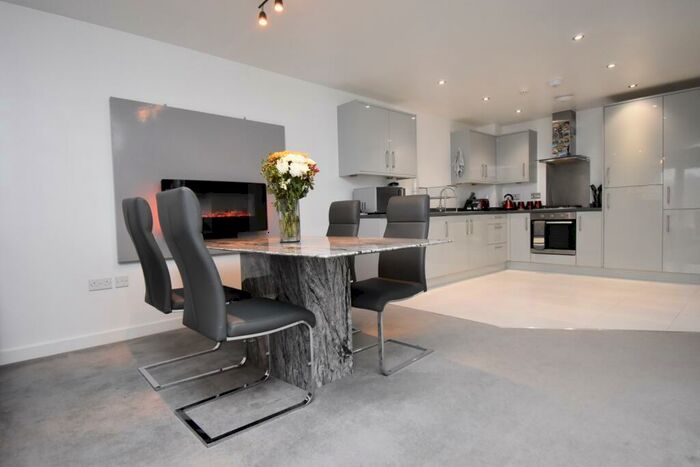 2 Bedroom Flat To Rent In Cross Street Chatham, ME4