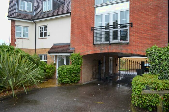 2 Bedroom Flat To Rent In Hannah Court, Palmers Green, N13