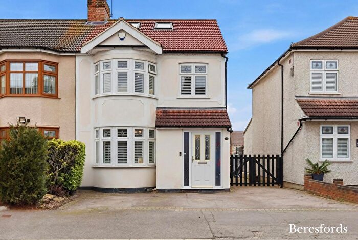 4 Bedroom Semi Detached House For Sale In Southdown Road, Hornchurch, RM11