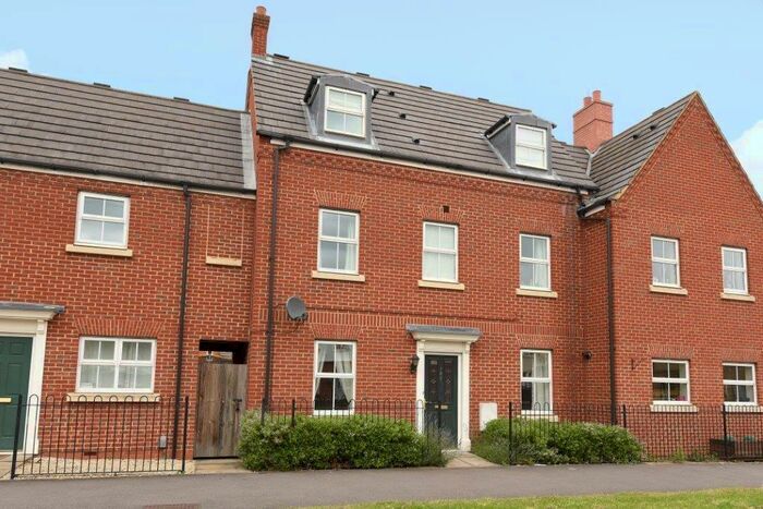 3 Bedroom Town House To Rent In Goldington Road, Bedford, Bedfordshire, MK40