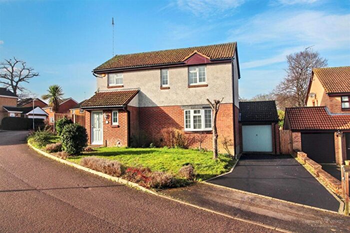4 Bedroom Detached House For Sale In Menpes Road, Tilehurst, Reading, RG31