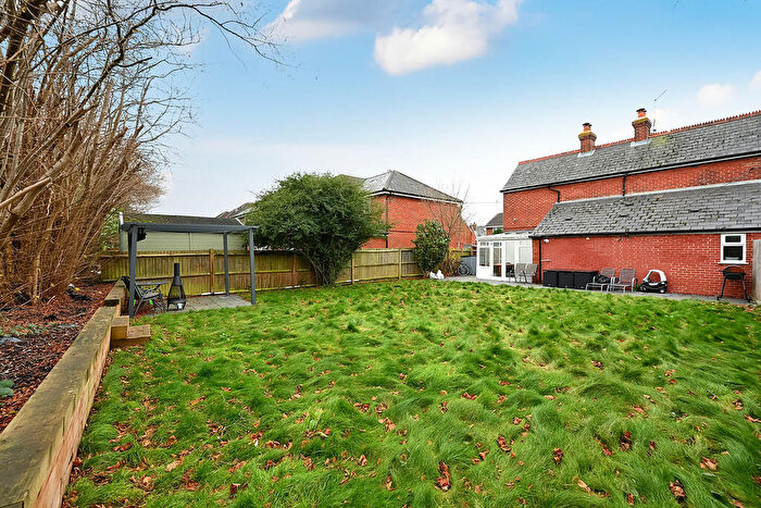 3 Bedroom Detached House For Sale In Highfield Road, Farnborough, GU14