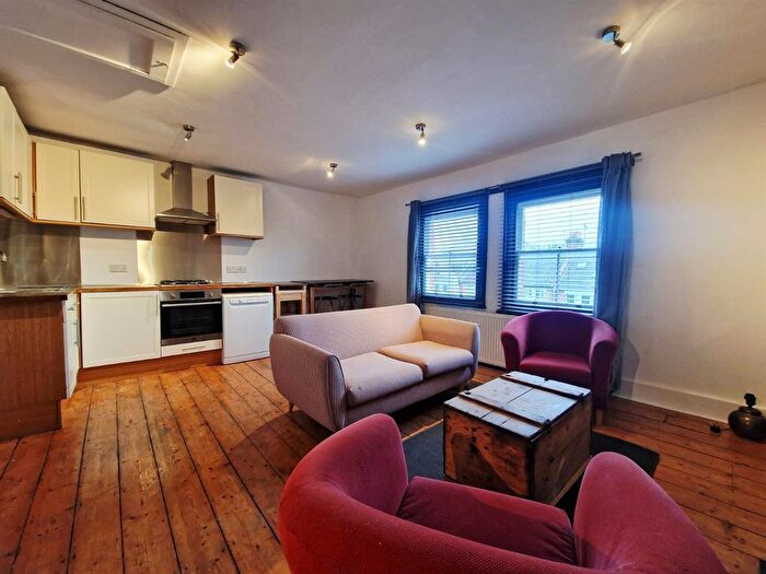 2 Bedroom Flat To Rent In Earlsfield Road, London, SW18