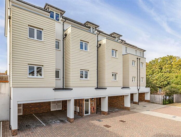 2 Bedroom Flat For Sale In Pyle Close, Addlestone, KT15