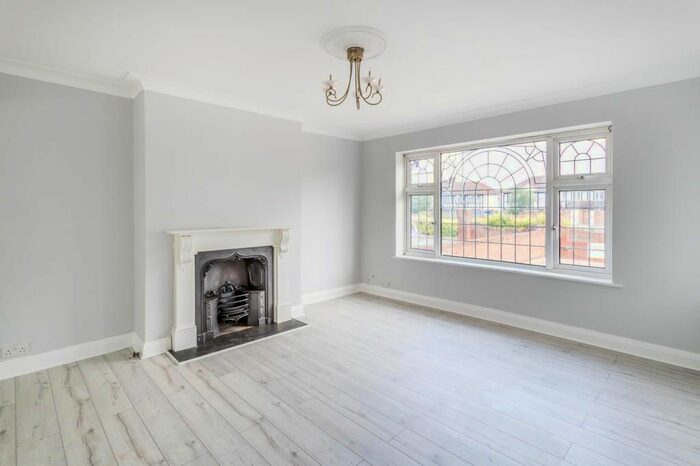 3 Bedroom Flat To Rent In Askew Crescent, London W12