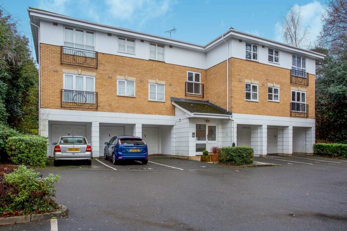 2 Bedroom Flat To Rent In Old Bracknell Lane East, Bracknell, RG12