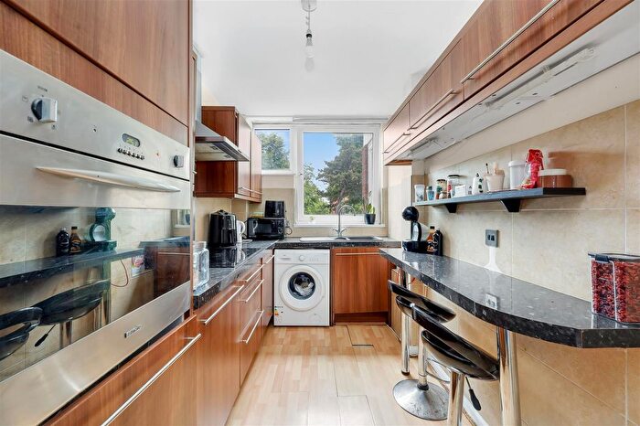 2 Bedroom Flat To Rent In Stuart Crescent, London, N22