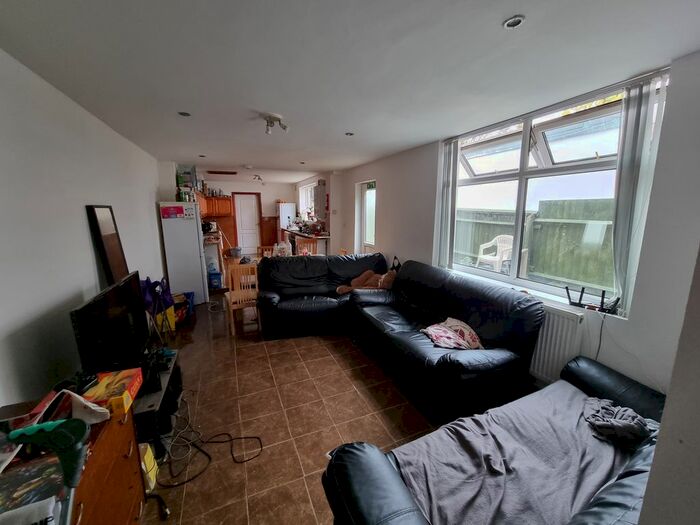 6 Bedroom Semi-Detached House To Rent In Oak Tree Lane, Selly Oak, B29