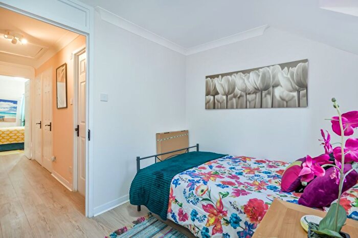 2 Bedroom Maisonette For Sale In Hawthorn Place, Erith, DA8