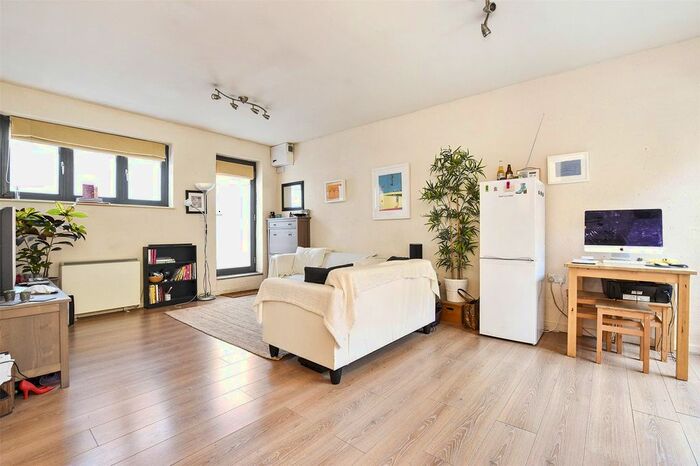 2 Bedroom Maisonette To Rent In Barnet Grove, Bethnal Green, London, E2