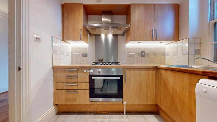 2 Bedroom Flat To Rent In Albert Terrace, London, NW1