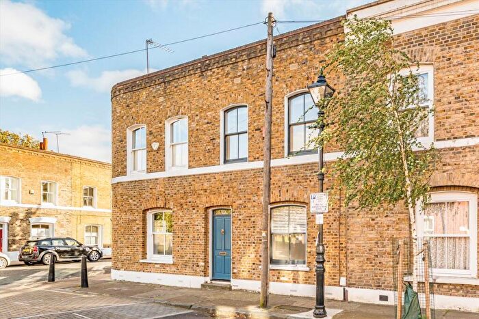 2 Bedroom House For Sale In Baxendale Street, Jesus Green, E2