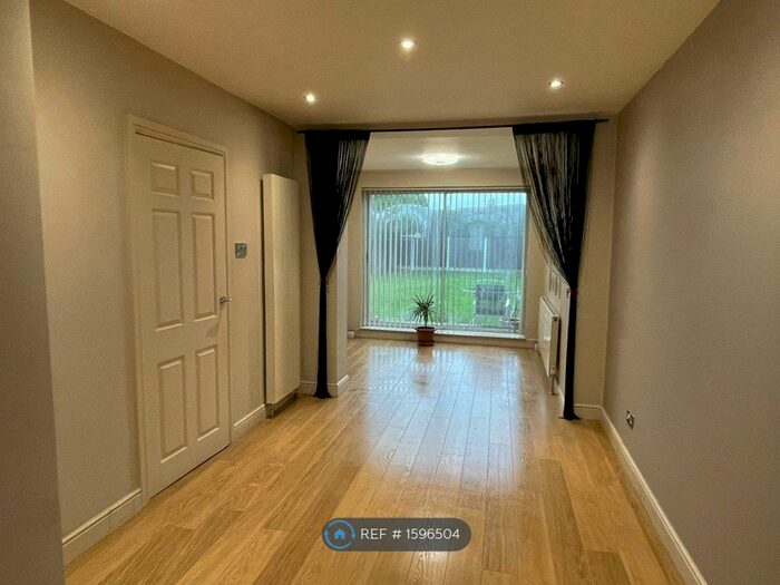 3 Bedroom Semi-Detached House To Rent In Woodgate Drive, Birstall, Leicester, LE4