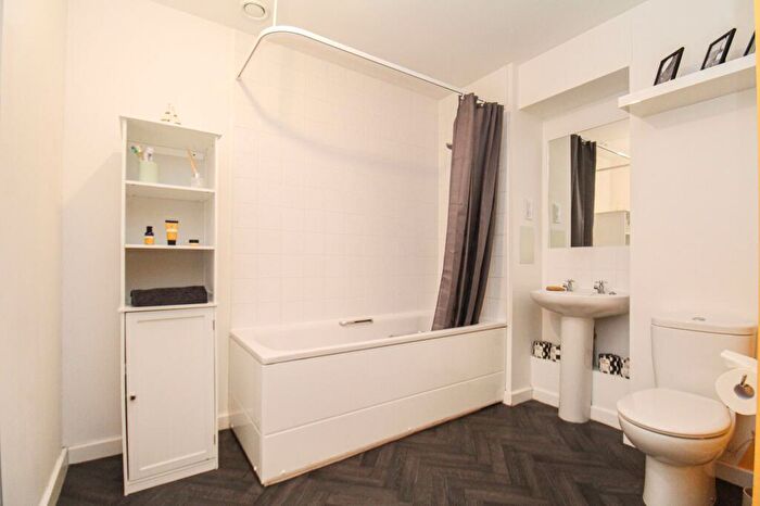 2 Bedroom Flat For Sale In Centenary Plaza, Southampton, SO19