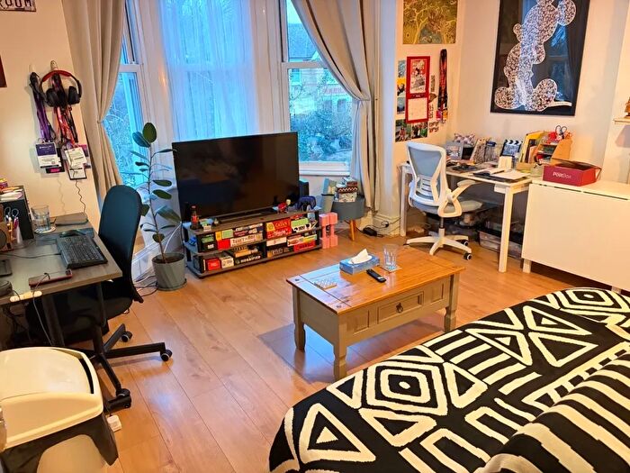 1 Bedroom Flat To Rent In Ealing Broadway West Of Haven Green, Ealing, W5