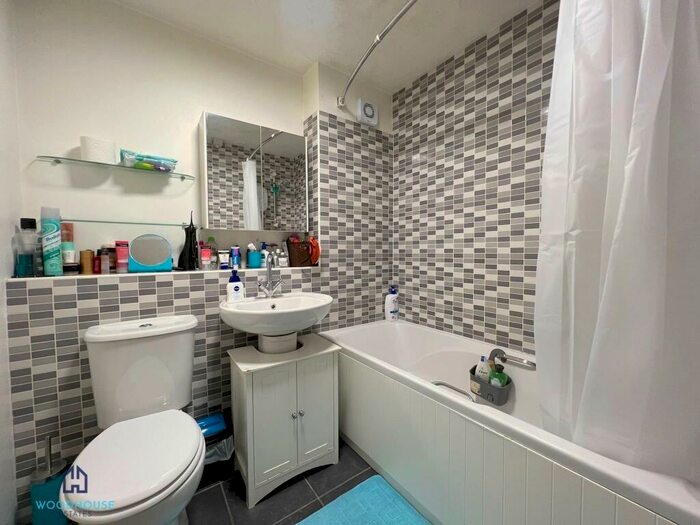 1 Bedroom Flat To Rent In Laburnum Close, London, N11