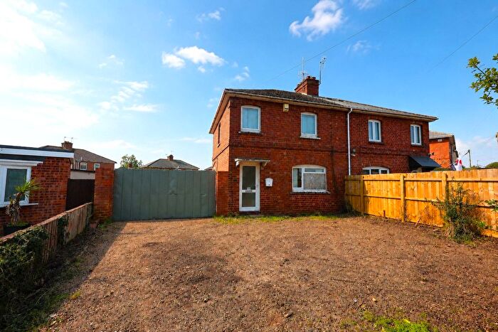 3 Bedroom Semi-detached House For Sale In Goodrest Walk, Worcester, Worcestershire, WR3