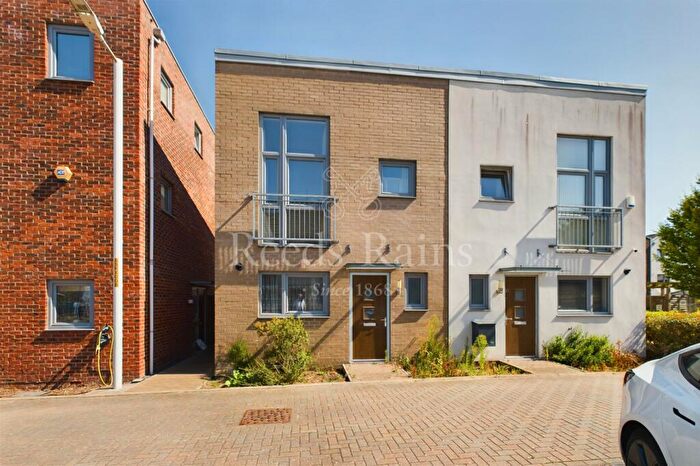 2 Bedroom Semi-Detached House To Rent In Shiers Avenue, Dartford, Kent, DA1