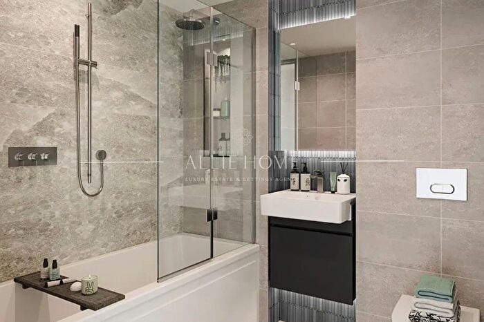 2 Bedroom Flat For Sale In Duke Of Wellington Avenue, London, SE18