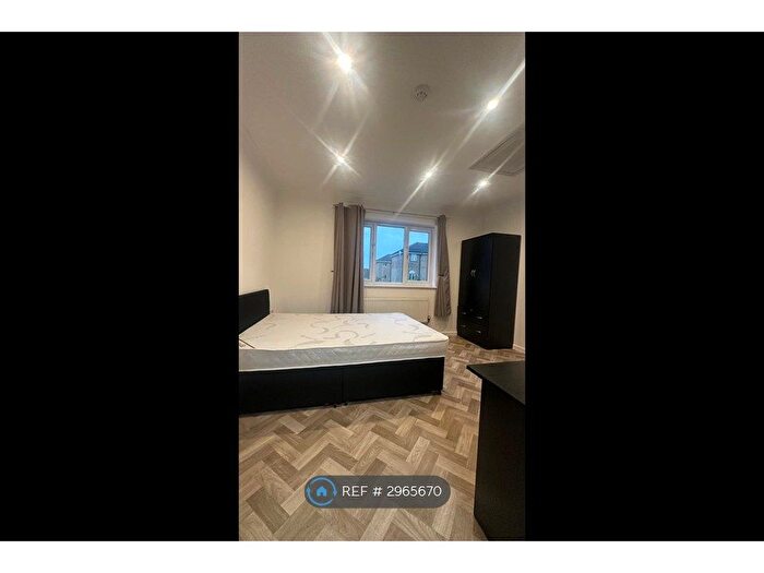 5 Bedroom Terraced House To Rent In Quarles Park Road, Romford, RM6