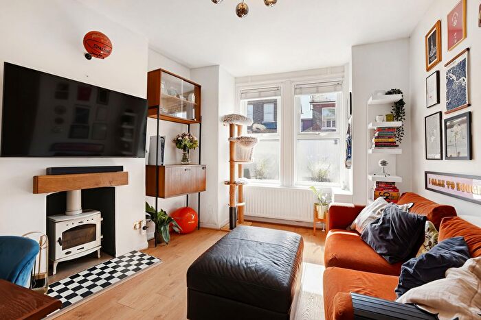2 Bedroom Flat For Sale In Green Lane, Hanwell, London, W7