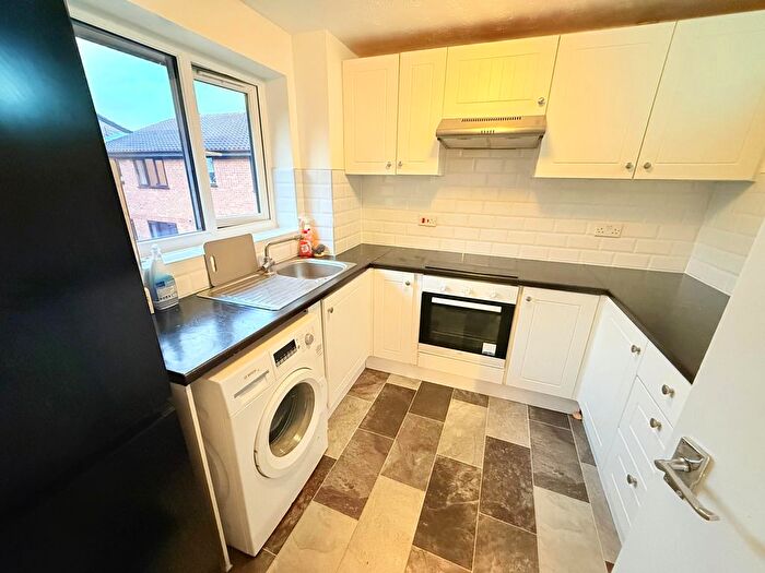 2 Bedroom Flat To Rent In Avenue Road, Romford, RM6