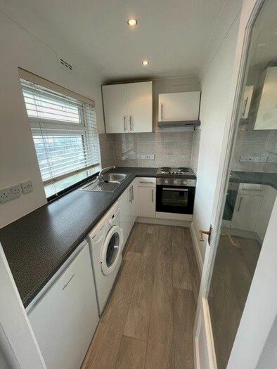 Studio To Rent In Hendon Way, London, NW2