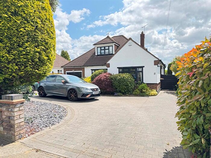 4 Bedroom Detached House For Sale In Warren Close, Rayleigh, SS6